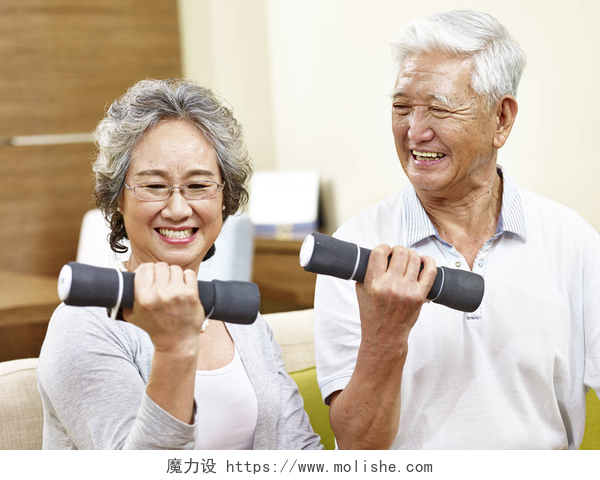 爷爷在教奶奶锻炼高级亚洲夫妇行使使用哑铃